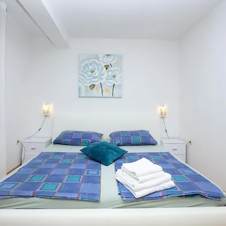 Apartment 17129b Rogoznica (Sibenik-Knin)